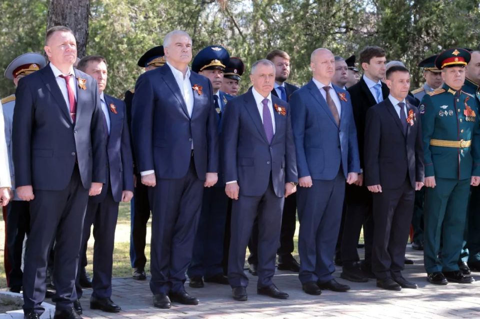 Владимир Константинов: В честь 81-й годовщины Великой Победы возложили цветы к мемориалу на Воинском кладбище в Симферополе Владимир Константинов: В честь 81-й годовщины Великой Победы возложили цветы к мемориалу на Воинском кладбище в Симферополе