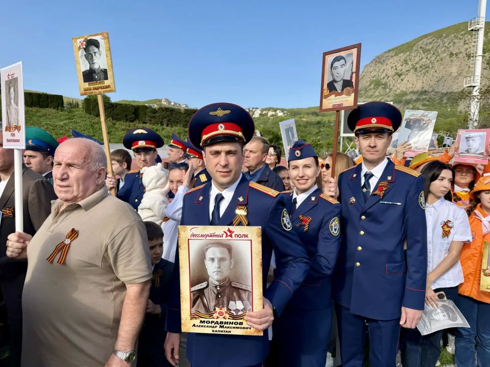 Офицеры СК России из Крыма и Севастополя приняли участие в акции «Бессмертный полк» в «Артеке» Офицеры СК России из Крыма и Севастополя приняли участие в акции «Бессмертный полк» в «Артеке»