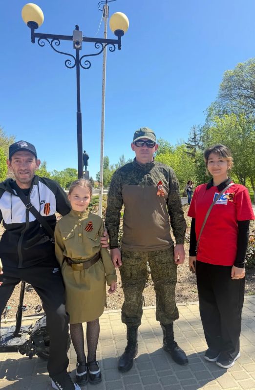 Победа в наших сердцах. В эти памятные дни активисты Молодёжного совета Нижнегорского района стали частью важной традиции Победа в наших сердцах. В эти памятные дни активисты Молодёжного совета Нижнегорского района стали частью важной традиции