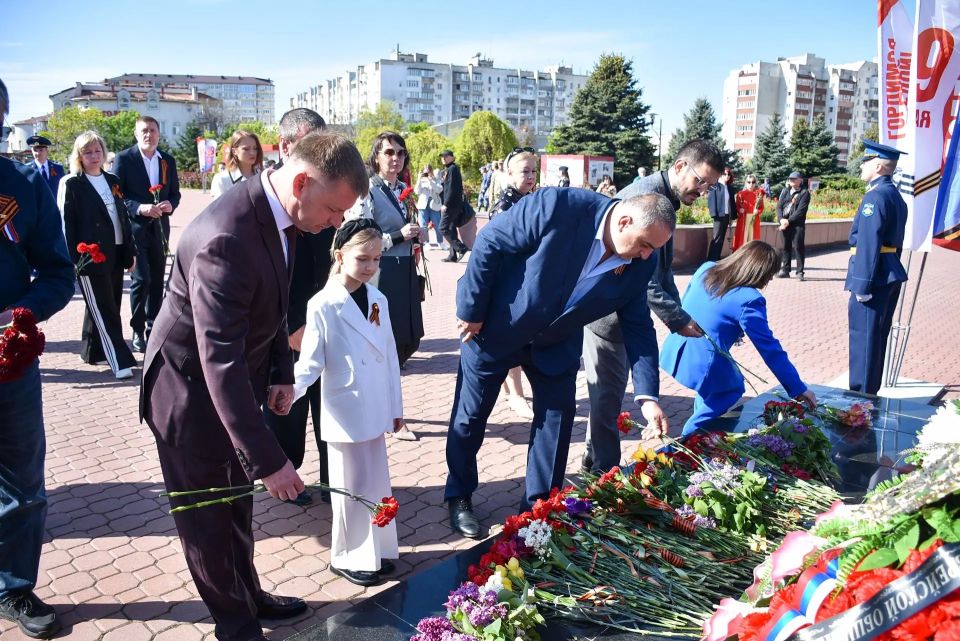 В День 81-й годовщины Победы в Великой Отечественной войне на мемориальном комплексе «Красная горка», а также у памятника Евпаторийскому десанту состоялись торжественные церемонии возложения цветов В День 81-й годовщины Победы в Великой Отечественной войне на мемориальном комплексе «Красная горка», а также у памятника Евпаторийскому десанту состоялись торжественные церемонии возложения цветов