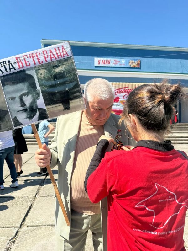 Победа в наших сердцах. В эти памятные дни активисты Молодёжного совета Нижнегорского района стали частью важной традиции Победа в наших сердцах. В эти памятные дни активисты Молодёжного совета Нижнегорского района стали частью важной традиции