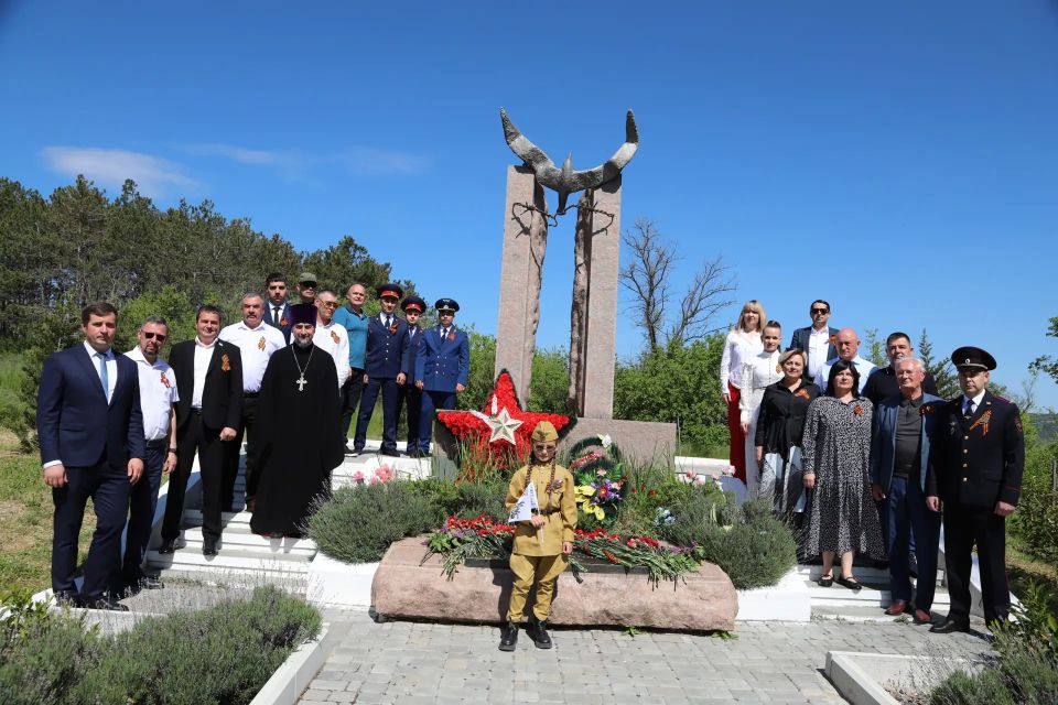 Сегодня, в День Великой Победы, в память о погибших в годы войны, руководители Бахчисарайского района и города, депутаты, общественники, военнослужащие, руководители учреждений, духовенство и активисты возложили цветы и... Сегодня, в День Великой Победы, в память о погибших в годы войны, руководители Бахчисарайского района и города, депутаты, общественники, военнослужащие, руководители учреждений, духовенство и активисты возложили цветы и...