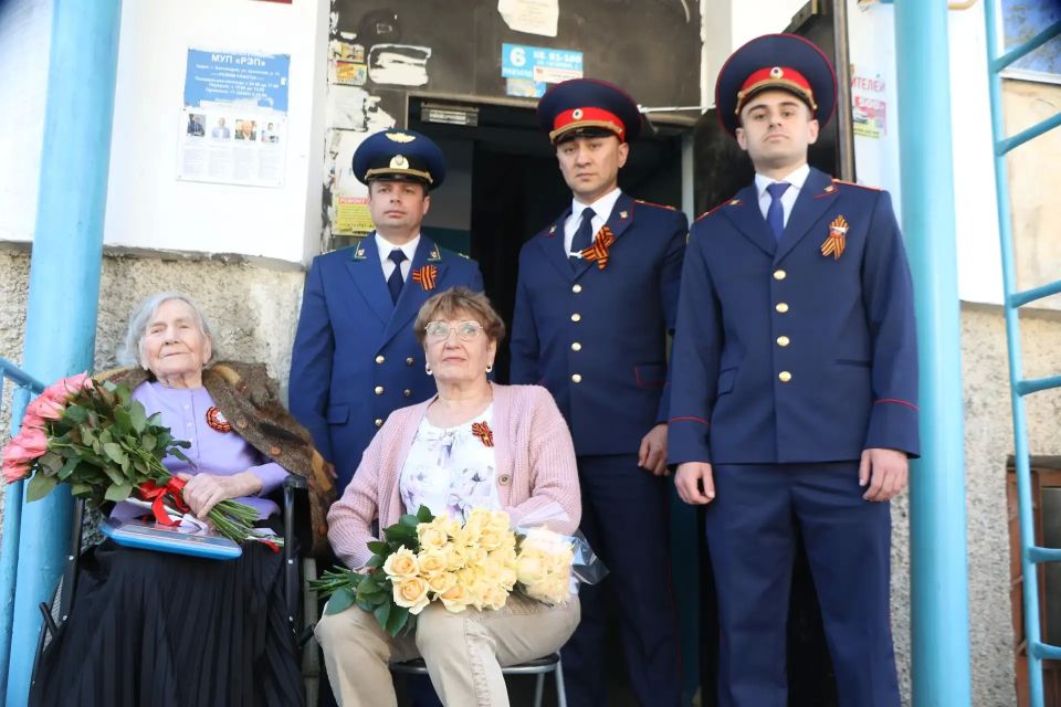 Поздравления с Днём Победы приняла Почетный гражданин города Бахчисарая, ветеран Великой Отечественной войны Антонина Александровна Меледина Поздравления с Днём Победы приняла Почетный гражданин города Бахчисарая, ветеран Великой Отечественной войны Антонина Александровна Меледина