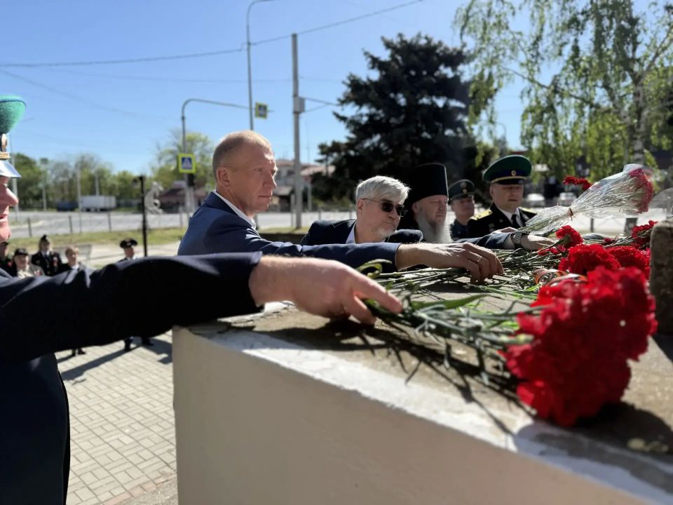 9 мая – день, который объединяет всю страну в чувстве благодарности и глубочайшего уважения к героям, отстоявшим мир 9 мая – день, который объединяет всю страну в чувстве благодарности и глубочайшего уважения к героям, отстоявшим мир