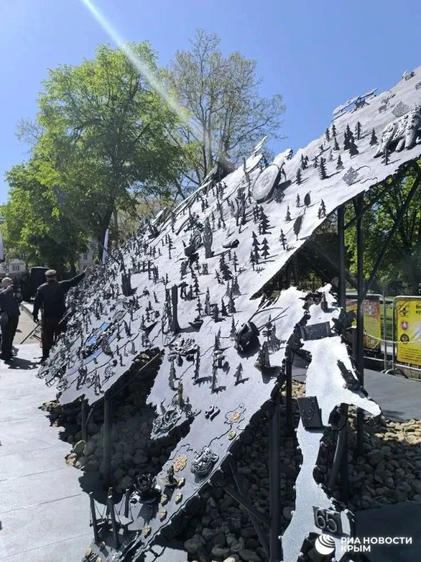 89 миниатюр мемориалов и памятников Великой Отечественной войны дополнили кованую карту России в Симферополе 89 миниатюр мемориалов и памятников Великой Отечественной войны дополнили кованую карту России в Симферополе