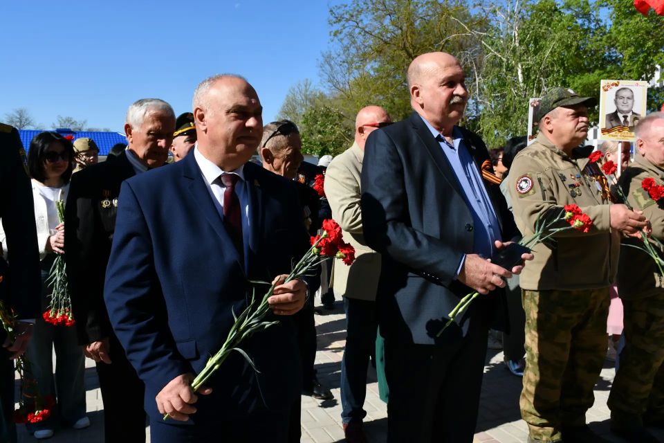Сегодня, в День Великой Победы, руководители района — Ольга Петрова и Василий Грабован — возложили цветы к мемориалу «Никто не забыт, ничто не забыто», Братской могиле, Могиле неизвестного солдата, памятнику «Ветеранам... Сегодня, в День Великой Победы, руководители района — Ольга Петрова и Василий Грабован — возложили цветы к мемориалу «Никто не забыт, ничто не забыто», Братской могиле, Могиле неизвестного солдата, памятнику «Ветеранам...