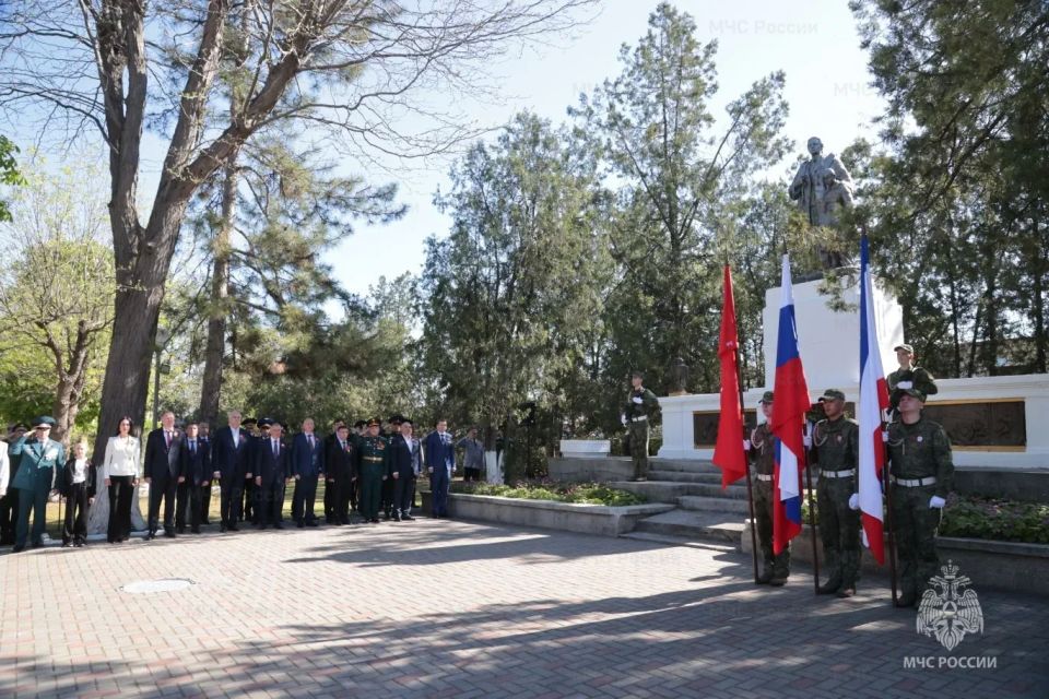 Сотрудники МЧС России приняли участие в торжественных мероприятиях к 81-ой годовщине Великой Победы Сотрудники МЧС России приняли участие в торжественных мероприятиях к 81-ой годовщине Великой Победы