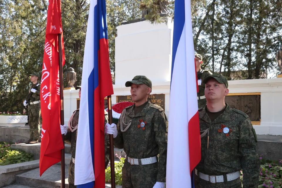 К мемориалу на Воинском кладбище в Симферополе возложили цветы К мемориалу на Воинском кладбище в Симферополе возложили цветы