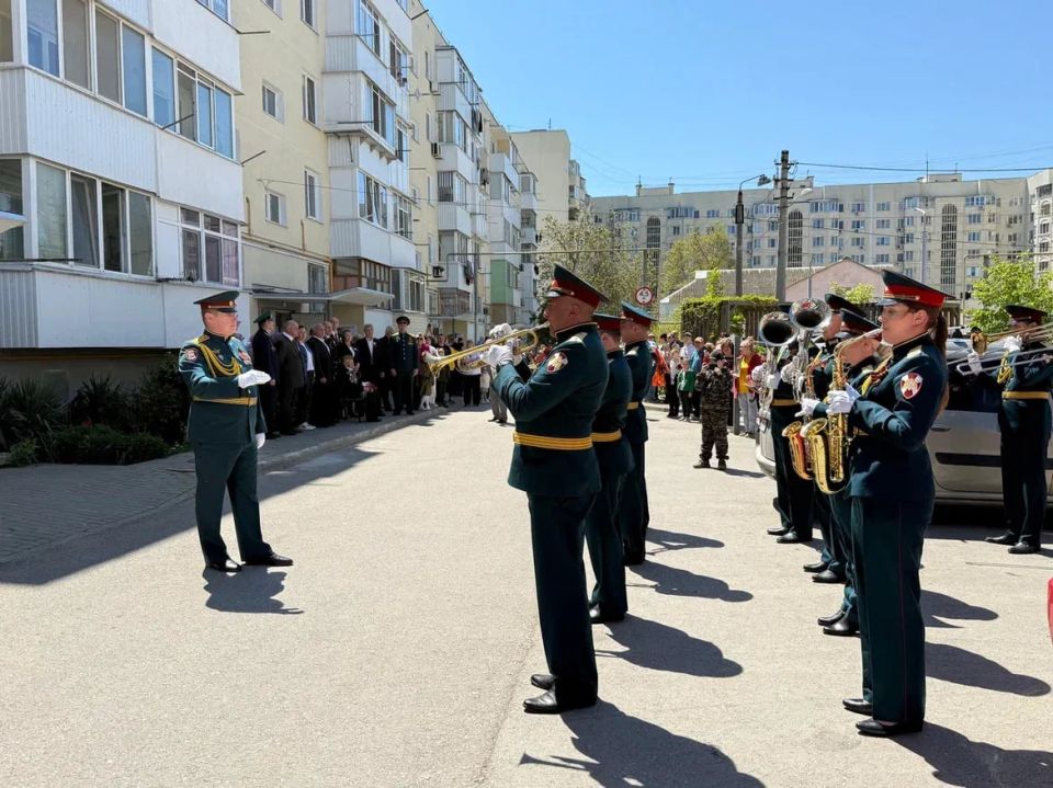 В Керчи стартовала фронтовая акция «У дома ветерана» В Керчи стартовала фронтовая акция «У дома ветерана»