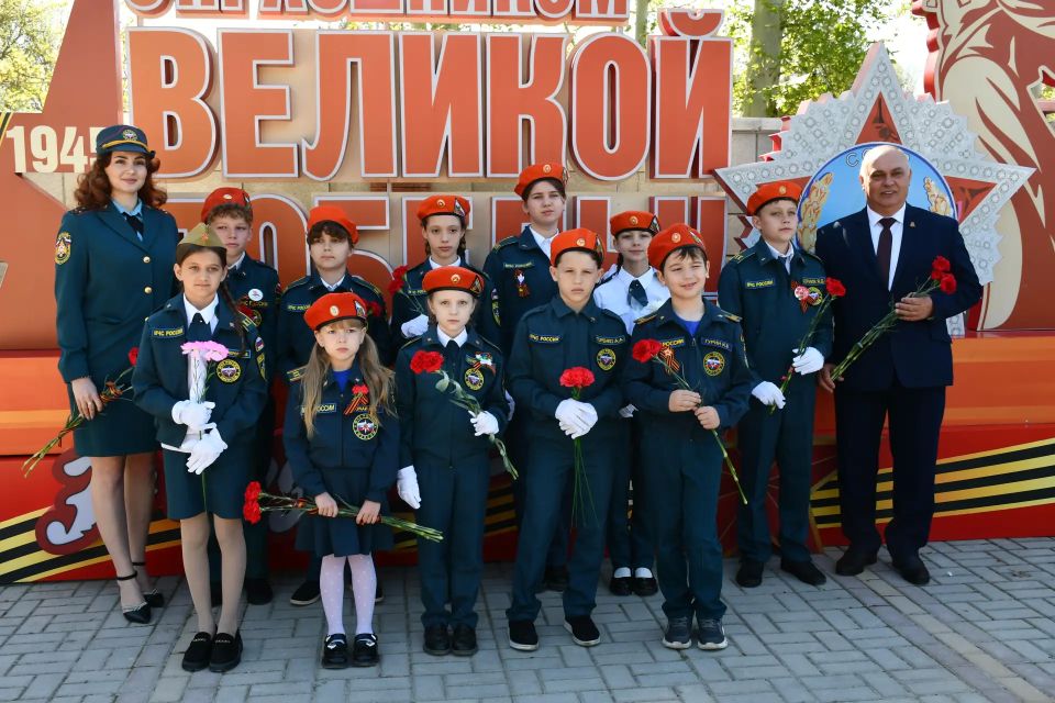 Сегодня, в День Великой Победы, руководители района — Ольга Петрова и Василий Грабован — возложили цветы к мемориалу «Никто не забыт, ничто не забыто», Братской могиле, Могиле неизвестного солдата, памятнику «Ветеранам... Сегодня, в День Великой Победы, руководители района — Ольга Петрова и Василий Грабован — возложили цветы к мемориалу «Никто не забыт, ничто не забыто», Братской могиле, Могиле неизвестного солдата, памятнику «Ветеранам...