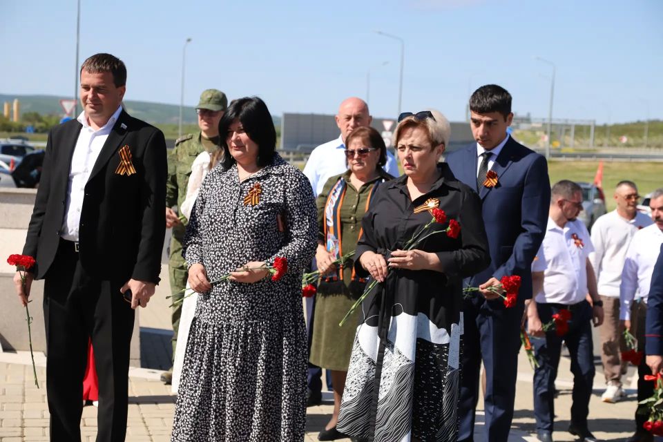 Сегодня, в День Великой Победы, в память о погибших в годы войны, руководители Бахчисарайского района и города, депутаты, общественники, военнослужащие, руководители учреждений, духовенство и активисты возложили цветы и... Сегодня, в День Великой Победы, в память о погибших в годы войны, руководители Бахчисарайского района и города, депутаты, общественники, военнослужащие, руководители учреждений, духовенство и активисты возложили цветы и...
