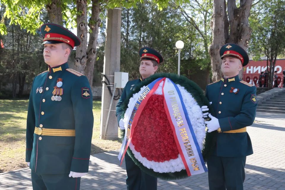 К мемориалу на Воинском кладбище в Симферополе возложили цветы К мемориалу на Воинском кладбище в Симферополе возложили цветы