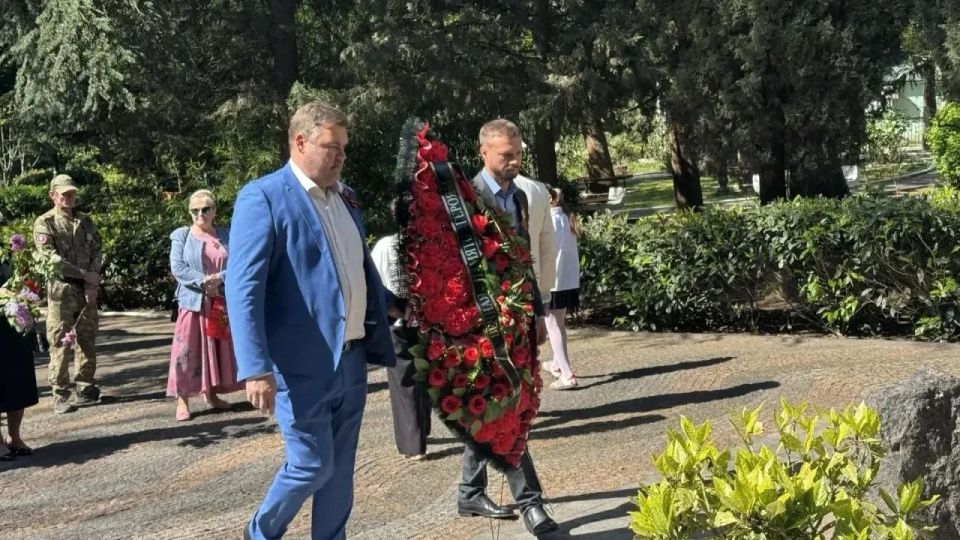 Галина Огнёва: День Победы – это праздник искренней радости, символ несгибаемой силы нашего народа перед лицом врага, но также и день скорби, вечной памяти о героях, отдавших жизнь за мирное небо Галина Огнёва: День Победы – это праздник искренней радости, символ несгибаемой силы нашего народа перед лицом врага, но также и день скорби, вечной памяти о героях, отдавших жизнь за мирное небо