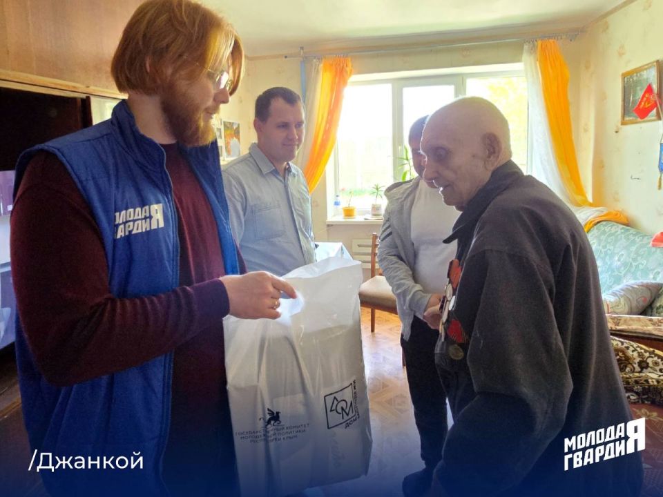 В преддверии дня Великой Победы молодогвардейцы в Джанкое поздравили ветеранов Великой Отечественной Войны В преддверии дня Великой Победы молодогвардейцы в Джанкое поздравили ветеранов Великой Отечественной Войны