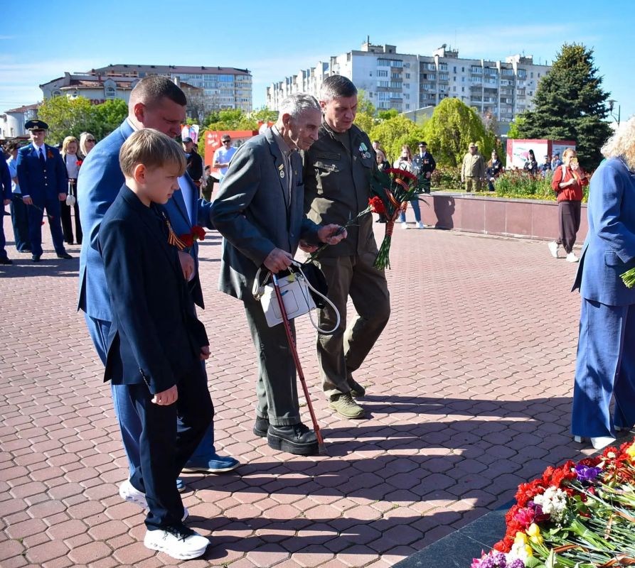 В День 81-й годовщины Победы в Великой Отечественной войне на мемориальном комплексе «Красная горка», а также у памятника Евпаторийскому десанту состоялись торжественные церемонии возложения цветов В День 81-й годовщины Победы в Великой Отечественной войне на мемориальном комплексе «Красная горка», а также у памятника Евпаторийскому десанту состоялись торжественные церемонии возложения цветов
