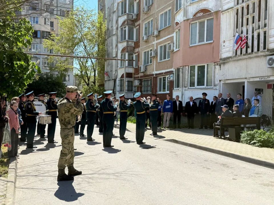 Сегодня у дома ветерана Великой Отечественной войны Ивана Ефимовича Макарова звучали фронтовые песни Сегодня у дома ветерана Великой Отечественной войны Ивана Ефимовича Макарова звучали фронтовые песни