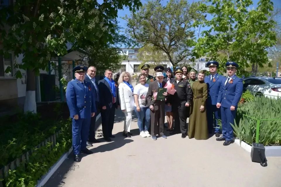 Прокурор города Евпатории Александр Сергеев поздравил ветеранов Великой Отечественной войны с Днём Победы Прокурор города Евпатории Александр Сергеев поздравил ветеранов Великой Отечественной войны с Днём Победы