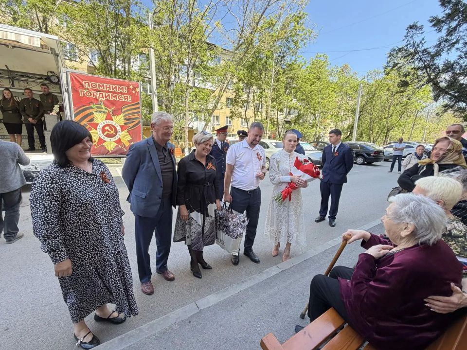 Поздравления с Днём Победы приняла Почетный гражданин города Бахчисарая, ветеран Великой Отечественной войны Антонина Александровна Меледина Поздравления с Днём Победы приняла Почетный гражданин города Бахчисарая, ветеран Великой Отечественной войны Антонина Александровна Меледина