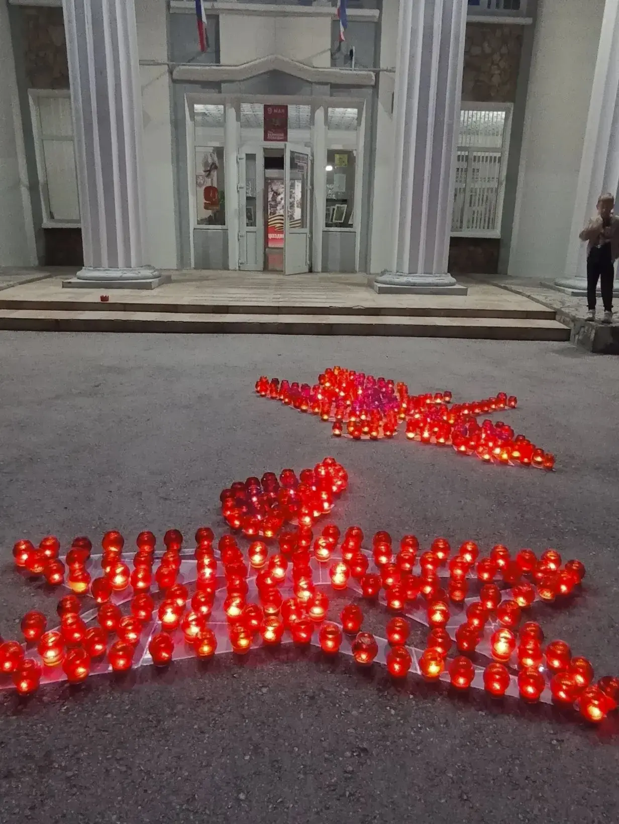 Вчера в Белогорске завершили День Великой Победы акцией «Свеча памяти», которая прошла возле районного Дома культуры