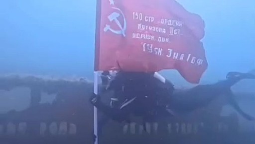 «Бессмертный полк под водой»: крымские дайверы провели подводную акцию