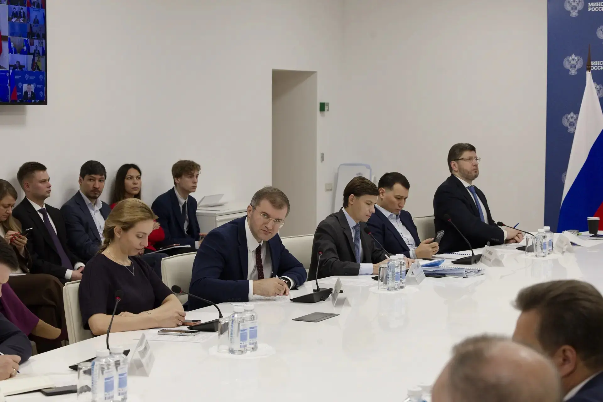 Глава Минстроя России Ирек Файзуллин провел еженедельное совещание с регионами и главными распорядителями бюджетных средств (ГРБС) Глава Минстроя России Ирек Файзуллин провел еженедельное совещание с регионами и главными распорядителями бюджетных средств (ГРБС)