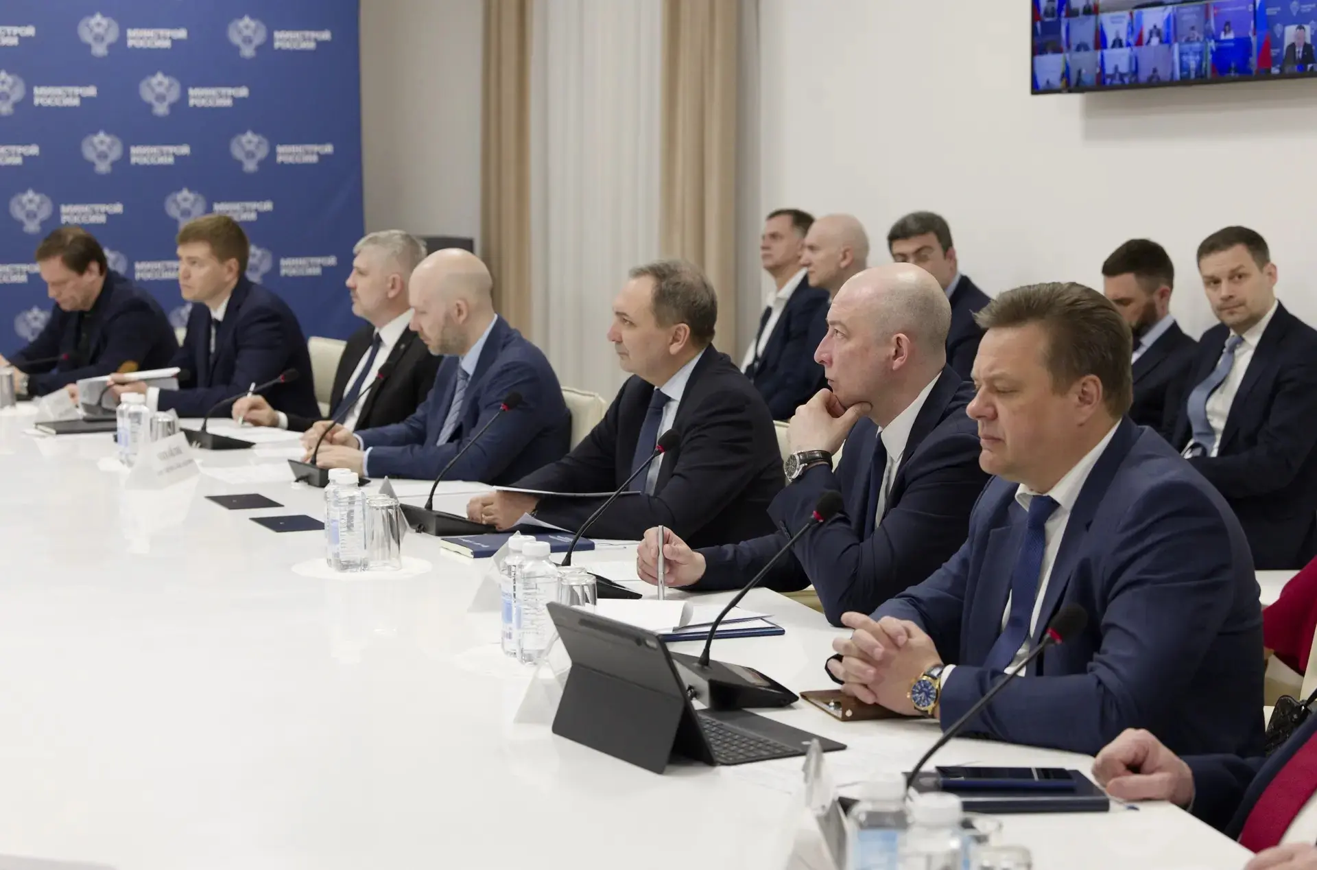 Глава Минстроя России Ирек Файзуллин провел еженедельное совещание с регионами и главными распорядителями бюджетных средств (ГРБС) Глава Минстроя России Ирек Файзуллин провел еженедельное совещание с регионами и главными распорядителями бюджетных средств (ГРБС)