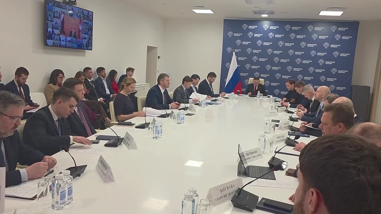 Глава Минстроя России Ирек Файзуллин провел еженедельное совещание с регионами и главными распорядителями бюджетных средств (ГРБС)