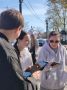 Волонтеры помогают евпаторийцам проголосовать за объект для благоустройства