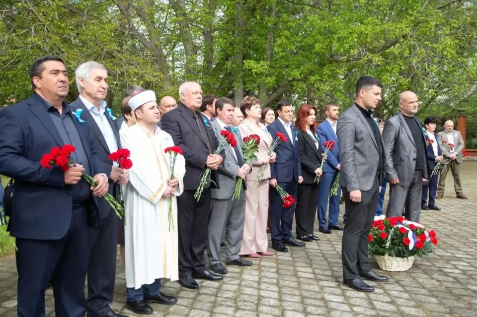 В Крыму почтили память жертв депортации В Крыму почтили память жертв депортации