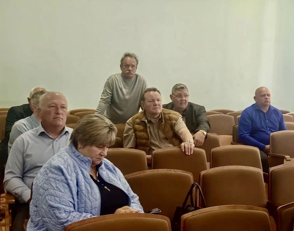 18 мая глава администрации Советского района Александр Харламов провел аппаратное совещание по социально значимым вопросам района с руководителями структурных подразделений администрации, организаций и служб Советского... 18 мая глава администрации Советского района Александр Харламов провел аппаратное совещание по социально значимым вопросам района с руководителями структурных подразделений администрации, организаций и служб Советского...