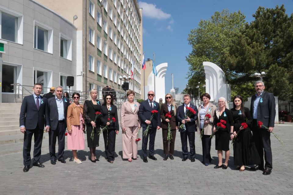 Анастасия Гридчина: В День памяти жертв депортации народов Крыма почтили память, возложив цветы к мемориалу «Возрождение» на территории КИПУ имени Февзи Якубова Анастасия Гридчина: В День памяти жертв депортации народов Крыма почтили память, возложив цветы к мемориалу «Возрождение» на территории КИПУ имени Февзи Якубова