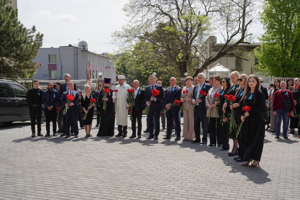 Анастасия Гридчина: В День памяти жертв депортации народов Крыма почтили память, возложив цветы к мемориалу «Возрождение» на территории КИПУ имени Февзи Якубова Анастасия Гридчина: В День памяти жертв депортации народов Крыма почтили память, возложив цветы к мемориалу «Возрождение» на территории КИПУ имени Февзи Якубова