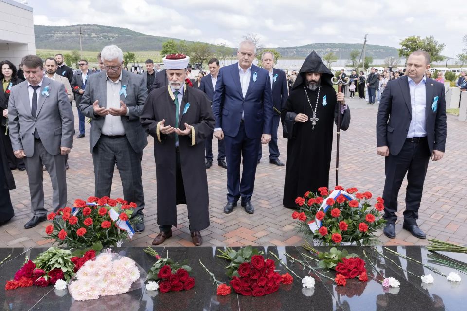 В Крыму почтили память жертв депортации В Крыму почтили память жертв депортации