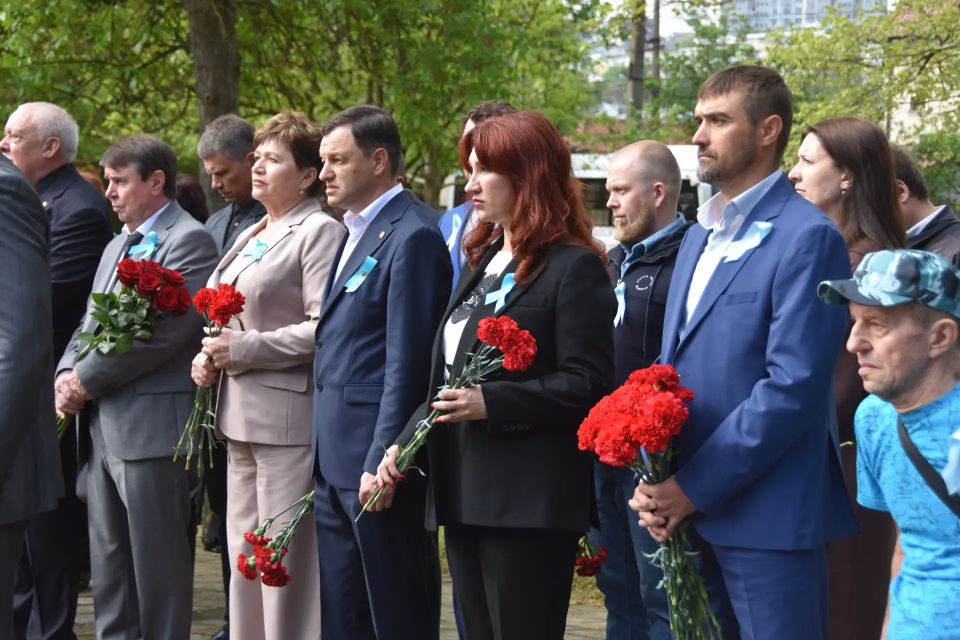 Сегодня, в День памяти жертв депортации, в Симферополе прошли церемонии возложения цветов на железнодорожном вокзале и у мемориала возле Ботанического сада КФУ Сегодня, в День памяти жертв депортации, в Симферополе прошли церемонии возложения цветов на железнодорожном вокзале и у мемориала возле Ботанического сада КФУ