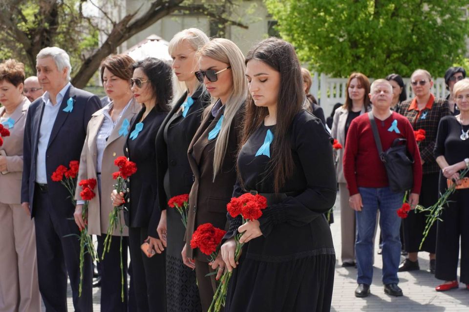 Анастасия Гридчина: В День памяти жертв депортации народов Крыма почтили память, возложив цветы к мемориалу «Возрождение» на территории КИПУ имени Февзи Якубова Анастасия Гридчина: В День памяти жертв депортации народов Крыма почтили память, возложив цветы к мемориалу «Возрождение» на территории КИПУ имени Февзи Якубова