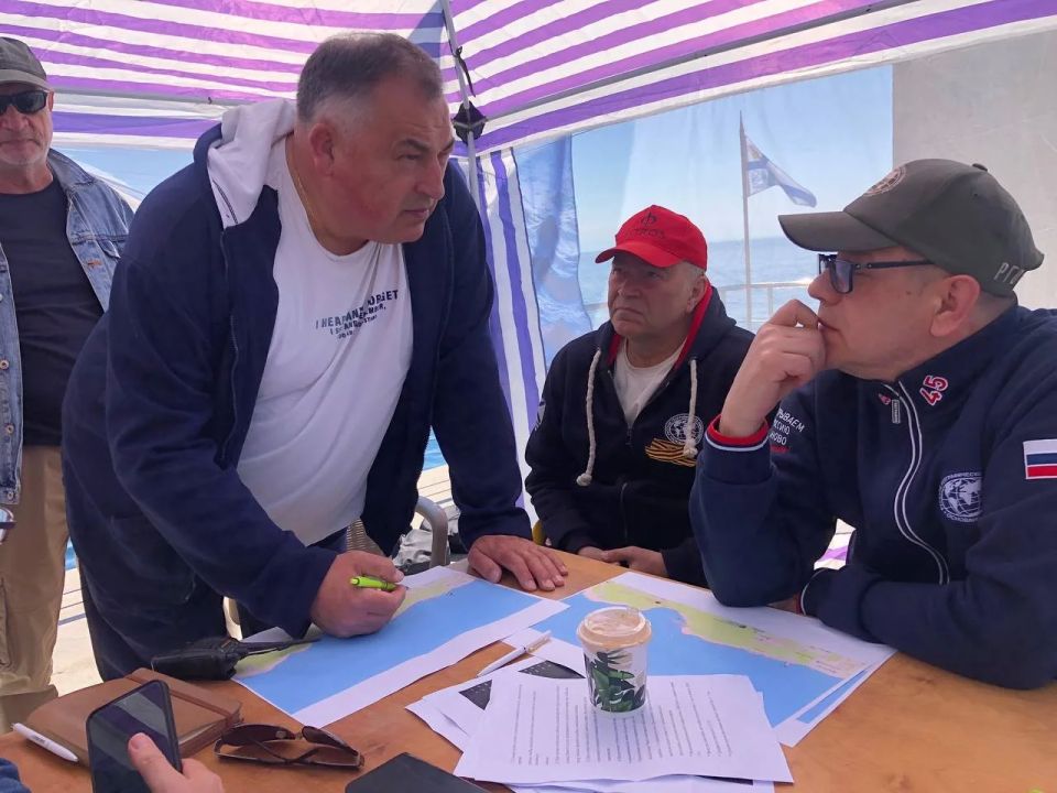 В Крыму стартовала подводная экспедиция по исследованию затонувшего парохода "Ростов" В Крыму стартовала подводная экспедиция по исследованию затонувшего парохода "Ростов"