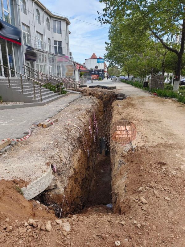 Евпаторийцы жалуются на вырытую канаву, которая ничем не огорожена Евпаторийцы жалуются на вырытую канаву, которая ничем не огорожена
