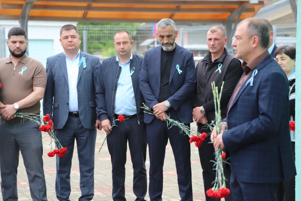 Ежегодно 18 мая Крым скорбит… Скорбит вместе с крымскими татарами, армянами, болгарами, греками, немцами, с теми, кто в годы войны был депортирован из полуострова по национальному признаку Ежегодно 18 мая Крым скорбит… Скорбит вместе с крымскими татарами, армянами, болгарами, греками, немцами, с теми, кто в годы войны был депортирован из полуострова по национальному признаку