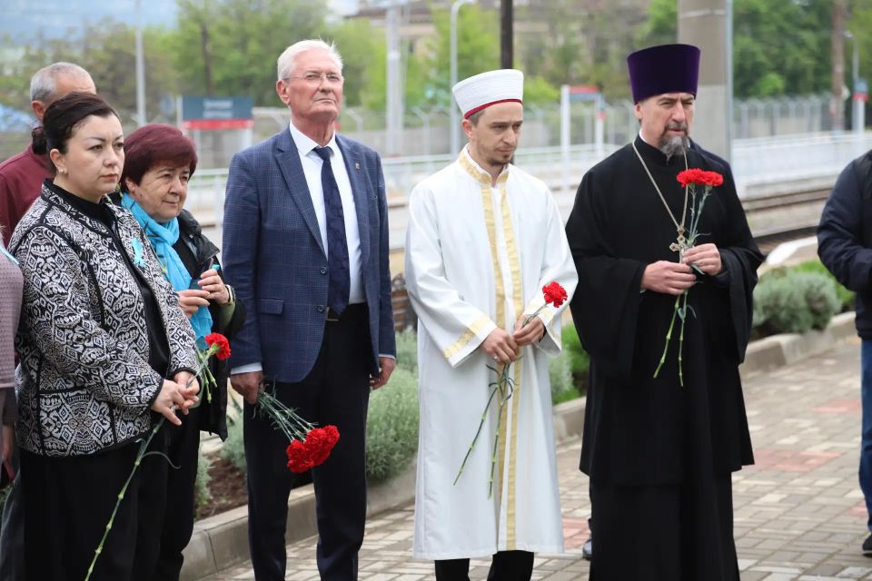 Ежегодно 18 мая Крым скорбит… Скорбит вместе с крымскими татарами, армянами, болгарами, греками, немцами, с теми, кто в годы войны был депортирован из полуострова по национальному признаку Ежегодно 18 мая Крым скорбит… Скорбит вместе с крымскими татарами, армянами, болгарами, греками, немцами, с теми, кто в годы войны был депортирован из полуострова по национальному признаку