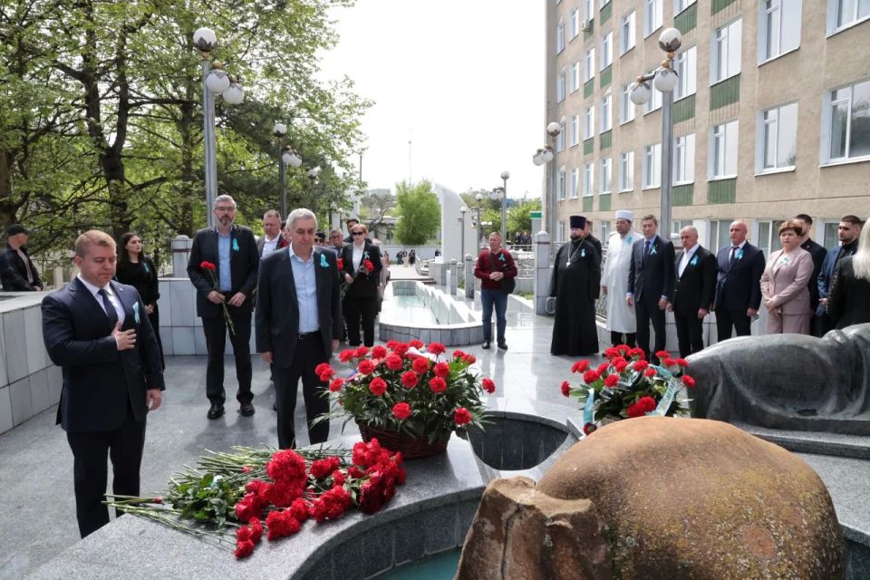 Владимир Константинов: В День памяти жертв депортации народов Крыма возложили цветы к мемориалу «Возрождение» на территории КИПУ имени Февзи Якубова Владимир Константинов: В День памяти жертв депортации народов Крыма возложили цветы к мемориалу «Возрождение» на территории КИПУ имени Февзи Якубова