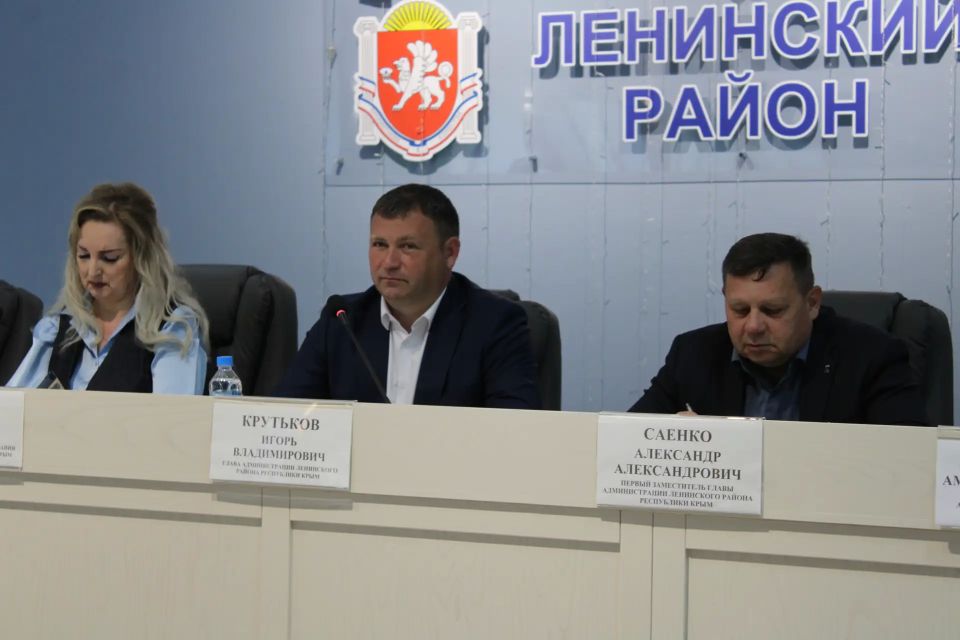 Глава Администрации района Игорь Крутьков совместно с председателем районного совета Викторией Заботиной и заместителями главы — Александром Саенко, Еленой Рудюк и Аметом Абильваповым — провёл еженедельное аппаратное... Глава Администрации района Игорь Крутьков совместно с председателем районного совета Викторией Заботиной и заместителями главы — Александром Саенко, Еленой Рудюк и Аметом Абильваповым — провёл еженедельное аппаратное...