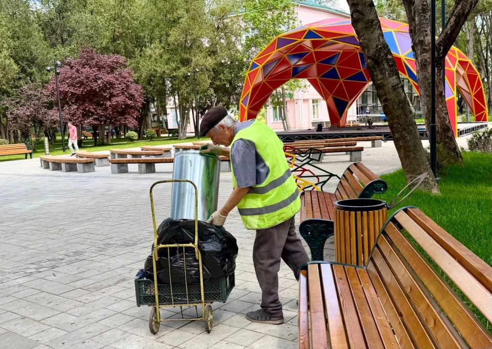 Поддерживаем порядок в парках и скверах Симферополя каждый день Поддерживаем порядок в парках и скверах Симферополя каждый день