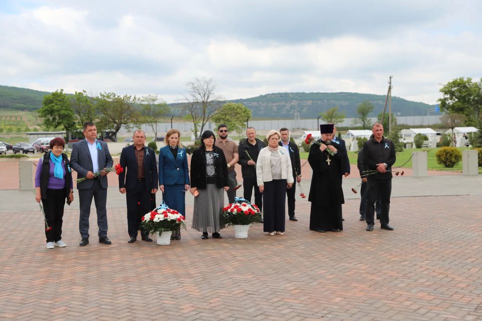 Ежегодно 18 мая Крым скорбит… Скорбит вместе с крымскими татарами, армянами, болгарами, греками, немцами, с теми, кто в годы войны был депортирован из полуострова по национальному признаку Ежегодно 18 мая Крым скорбит… Скорбит вместе с крымскими татарами, армянами, болгарами, греками, немцами, с теми, кто в годы войны был депортирован из полуострова по национальному признаку