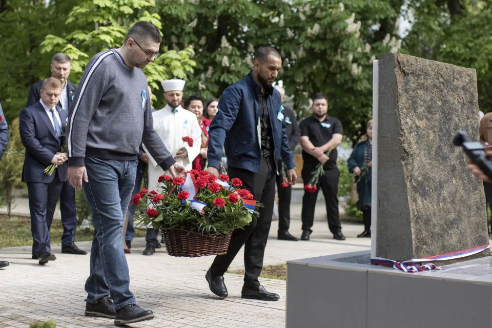 Сегодня, в День памяти жертв депортации, в Симферополе прошли церемонии возложения цветов на железнодорожном вокзале и у мемориала возле Ботанического сада КФУ Сегодня, в День памяти жертв депортации, в Симферополе прошли церемонии возложения цветов на железнодорожном вокзале и у мемориала возле Ботанического сада КФУ