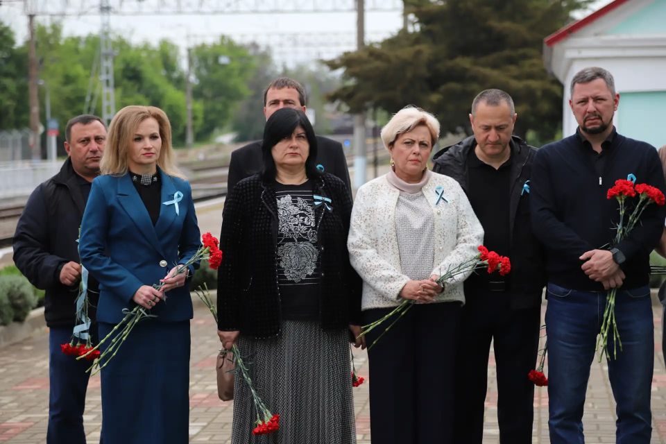 Ежегодно 18 мая Крым скорбит… Скорбит вместе с крымскими татарами, армянами, болгарами, греками, немцами, с теми, кто в годы войны был депортирован из полуострова по национальному признаку Ежегодно 18 мая Крым скорбит… Скорбит вместе с крымскими татарами, армянами, болгарами, греками, немцами, с теми, кто в годы войны был депортирован из полуострова по национальному признаку