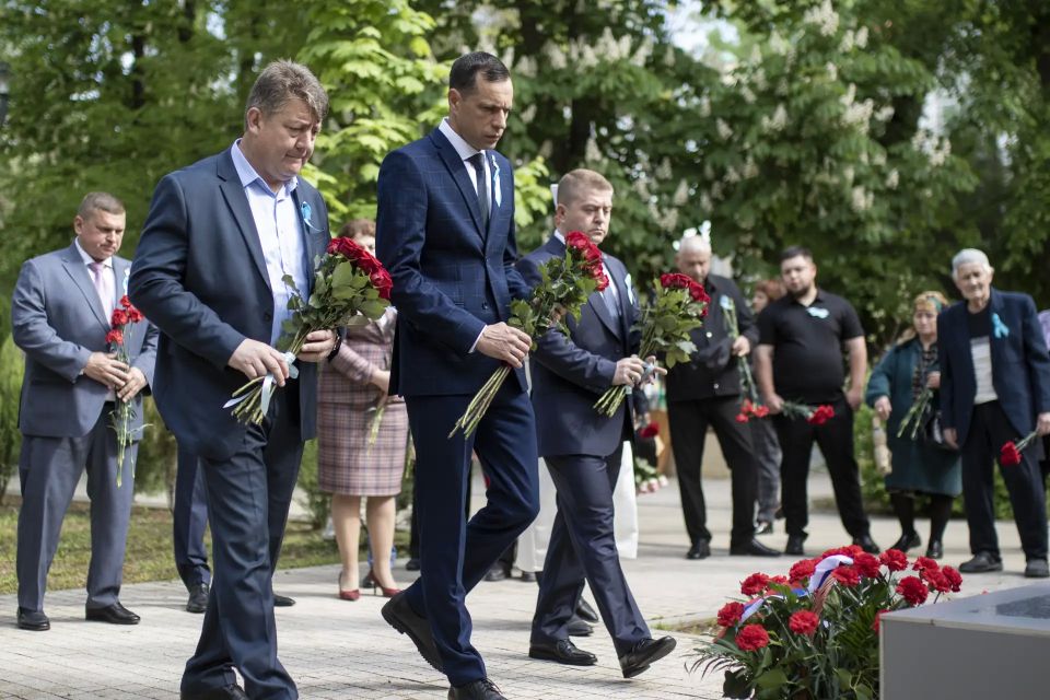 Сегодня, в День памяти жертв депортации, в Симферополе прошли церемонии возложения цветов на железнодорожном вокзале и у мемориала возле Ботанического сада КФУ Сегодня, в День памяти жертв депортации, в Симферополе прошли церемонии возложения цветов на железнодорожном вокзале и у мемориала возле Ботанического сада КФУ