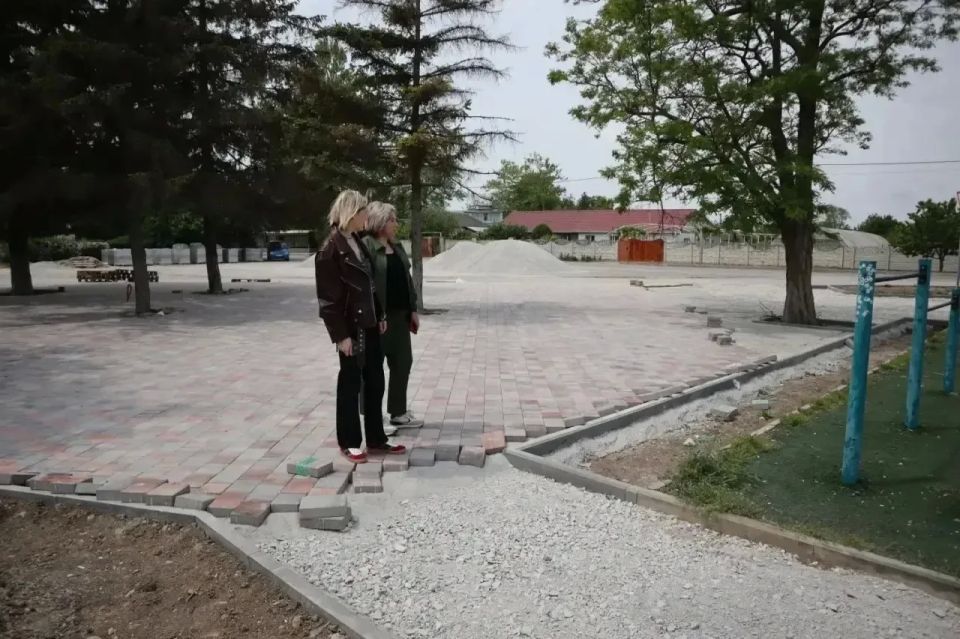 Глава администрации Джанкойского района Инна Федоренко совместно с первым заместителем Анной Трушиной проверила ход работ по благоустройству общественной территории в селе Медведевка Глава администрации Джанкойского района Инна Федоренко совместно с первым заместителем Анной Трушиной проверила ход работ по благоустройству общественной территории в селе Медведевка