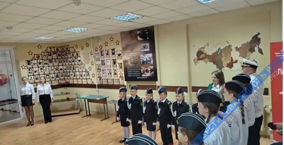 В школе №22 открыта Парта героя в память о выпускнике Дмитрии Заратуйченко В школе №22 открыта Парта героя в память о выпускнике Дмитрии Заратуйченко
