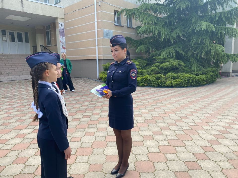 Безопасные каникулы. Сотрудники Госавтоинспекции совместно с учениками МБОУ «Симферопольская Академическая гимназия» провели информационно-просветительское мероприятие «Ура, Каникулы!» Безопасные каникулы. Сотрудники Госавтоинспекции совместно с учениками МБОУ «Симферопольская Академическая гимназия» провели информационно-просветительское мероприятие «Ура, Каникулы!»
