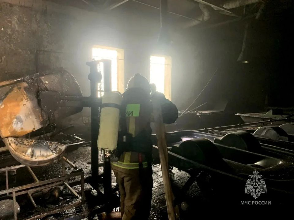 Огнеборцы МЧС России ликвидировали возгорание на складе в пгт Огнеборцы МЧС России ликвидировали возгорание на складе в пгт